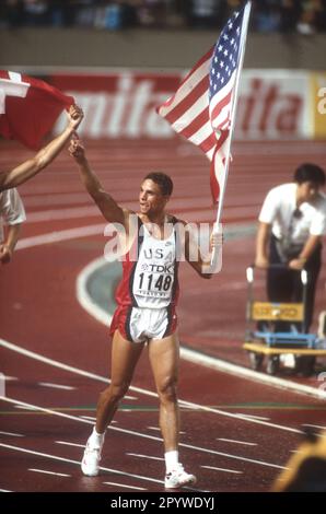 Leichtathletik-Weltmeisterschaft 1991 in Tokio. Dan O'Brien (USA) auf der Ehrenrunde. [Maschinelle Übersetzung] Stockfoto