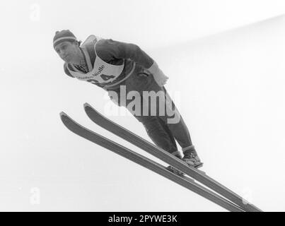 Skispringen: Four Hills Tournament 1959/60 in Garmisch-Partenkirchen auf der 01.01.1960. Joze Langus (Krug) Aktion. [Maschinelle Übersetzung] Stockfoto