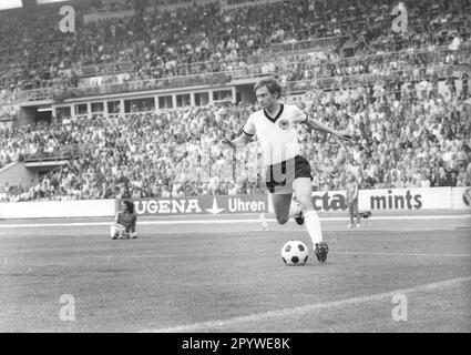 Fußball-Weltmeisterschaft 1974 / Endrunde Gruppe B / FRG - Jugoslawien 2:0 / 26.06.1974 in Düsseldorf / Dieter Herzog (Deut.) Aktion. [Maschinelle Übersetzung] Stockfoto