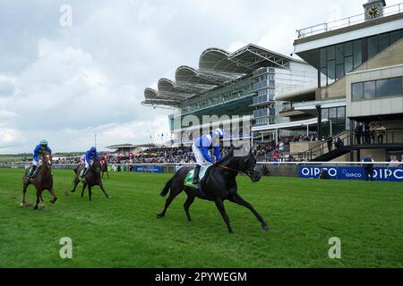 Mutasaabeq geritten von Jim Crowley (rechts) auf dem Weg, die bet365 Meile am ersten Tag des QIPCO Guineas Festivals auf der Rennbahn Newmarket zu gewinnen. Foto: Freitag, 5. Mai 2023. Stockfoto