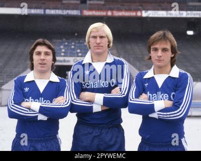 Drei Top-Performer des FC Schalke 04 in der Saison 1978/79. Von links: Klaus Fischer, Rolf Rüßmann und Rüdiger Abramczik. Empfehlung: 15.12.1978 (geschätzt). DFL-VORSCHRIFTEN VERBIETEN DIE VERWENDUNG VON FOTOS ALS BILDSEQUENZEN UND/ODER QUASI-VIDEO [AUTOMATISIERTE ÜBERSETZUNG] Stockfoto