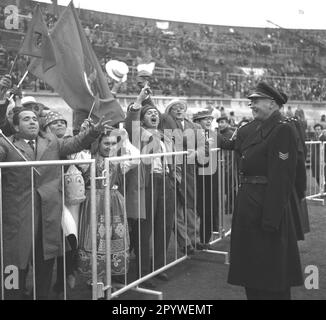 European Champion Clubs' Cup 1961/62. Finale: Benfica Lissabon - Real Madrid 5:3/02.05.1962 in Amsterdam. Fans aus Lissabon im Olympiastadion Amsterdam. Nur für Journalisten! Nur zur redaktionellen Verwendung! Gemäß den Vorschriften der DFL Deutsche Fussball Liga ist es verboten, im Stadion aufgenommene Fotos und/oder das Spiel in Form von Sequenzbildern und/oder videoähnlichen Fotoserien zu verwenden oder verwenden zu lassen. DFL-Vorschriften verbieten die Verwendung von Fotos als Bildsequenzen und/oder quasi-Video. [Maschinelle Übersetzung] Stockfoto