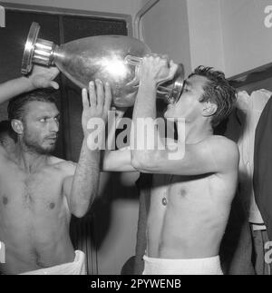 European Champion Clubs' Cup 1961/62. Finale: Benfica Lissabon - Real Madrid 5:3/02.05.1962 in Amsterdam. Siegesfeier in der Garderobe. Nur für Journalisten! Nur zur redaktionellen Verwendung! Gemäß den Vorschriften der DFL Deutsche Fussball Liga ist es verboten, im Stadion und/oder aus dem Spiel aufgenommene Fotos in Form von Sequenzbildern und/oder videoähnlichen Fotoserien zu verwenden oder verwenden zu lassen. DFL-Vorschriften verbieten die Verwendung von Fotos als Bildsequenzen und/oder quasi-Video. [Maschinelle Übersetzung] Stockfoto