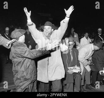 European Champion Clubs' Cup 1961/62. Finale: Benfica Lissabon - Real Madrid 5:3/02.05.1962 in Amsterdam. Coach Bela Guttmann (Benfica) jubelt nach der letzten Pfeife. Nur für Journalisten! Nur zur redaktionellen Verwendung! Gemäß den Vorschriften der DFL Deutsche Fussball Liga ist es verboten, im Stadion aufgenommene Fotos und/oder das Spiel in Form von Sequenzbildern und/oder videoähnlichen Fotoserien zu verwenden oder verwenden zu lassen. DFL-Vorschriften verbieten die Verwendung von Fotos als Bildsequenzen und/oder quasi-Video. [Maschinelle Übersetzung] Stockfoto