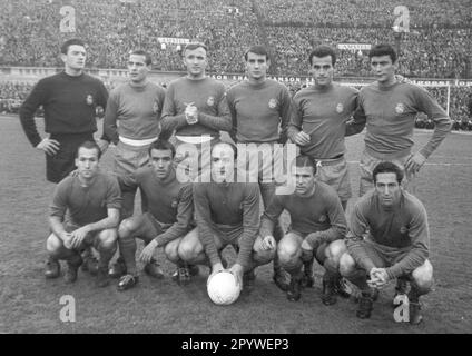 European Champion Clubs' Cup 1961/62. Finale: Benfica Lissabon - Real Madrid 5:3/02.05.1962 in Amsterdam. 11 Mann aus dem Real Madrid Team vor dem Spiel. Von links: Jose Araquistain, Pedro Casado, Jose Santamaria, Vicente Miera, Rafael Felo und Enrique Pachin. Vor links: Justo Tejada, Luis del Sol, Alfredo Di Stefano, Ferenc Puskas und Francisco Gento. Nur für Journalisten! Nur zur redaktionellen Verwendung! Nach den Vorschriften der DFL Deutsche Fussball Liga ist es verboten, im Stadion aufgenommene Fotos und/oder das Spiel in Form von zu verwerten oder verwerten zu lassen Stockfoto