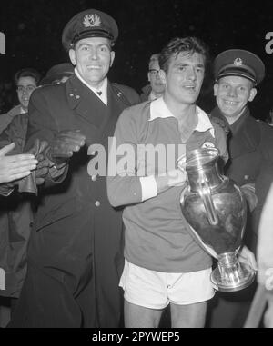 European Champion Clubs' Cup 1961/62. Finale: Benfica Lissabon - Real Madrid 5:3/02.05.1962 in Amsterdam. Teamkapitän Jose Aguas (Benfica) mit dem Pokal. Nur für Journalisten! Nur zur redaktionellen Verwendung! Nach den Vorschriften der DFL Deutsche Fussball Liga ist es verboten, im Stadion aufgenommene Fotos und/oder das Spiel in Form von Sequenzbildern und/oder videoähnlichen Fotoserien zu verwenden oder verwenden zu lassen. DFL-Vorschriften verbieten die Verwendung von Fotos als Bildsequenzen und/oder quasi-Video. [Maschinelle Übersetzung] Stockfoto