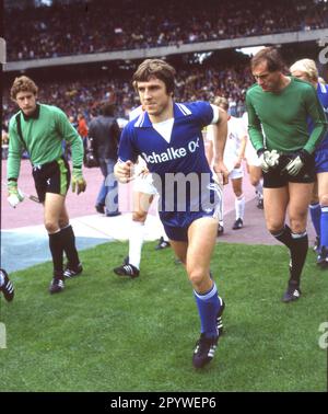 "1. FC Köln - FC Schalke 04 2:4 / 10.09.1977. Klaus Fischer (S04) kommt auf den Platz. Dahinter: Harald ''Toni'' Schumacher (Köln). Betrifft: Volkmar Groß (S04). Nur für Journalisten! Nur zur redaktionellen Verwendung! [Maschinelle Übersetzung]' Stockfoto