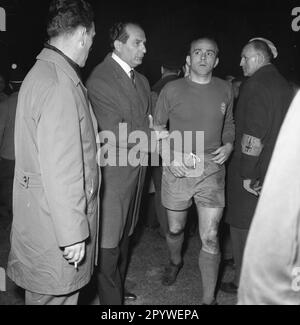 European Champion Clubs' Cup 1961/62. Finale: Benfica Lissabon - Real Madrid 5:3/02.05.1962 in Amsterdam. Alfredo Di Stefano (Real Madrid) lässt den Platz nur für journalistische Zwecke enttäuschen! Nur zur redaktionellen Verwendung! Gemäß den Vorschriften der DFL Deutsche Fussball Liga ist es verboten, im Stadion aufgenommene Fotos und/oder das Spiel in Form von Sequenzbildern und/oder videoähnlichen Fotoserien zu verwenden oder verwenden zu lassen. DFL-Vorschriften verbieten die Verwendung von Fotos als Bildsequenzen und/oder quasi-Video. [Maschinelle Übersetzung] Stockfoto