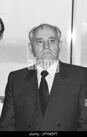 Michail Gorbatschow während eines Zwischenstopps am Flughafen München nach der Rückkehr von einer Vortragsreise in Kanada. [Maschinelle Übersetzung] Stockfoto