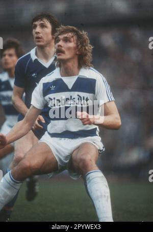 MSV Duisburg - FC Schalke 04 / 5:1 / 15.05.1981. Paul Steiner (MSV) vor Klaus Fischer (S04). Nur für Journalisten! Nur zur redaktionellen Verwendung! [Maschinelle Übersetzung] Stockfoto