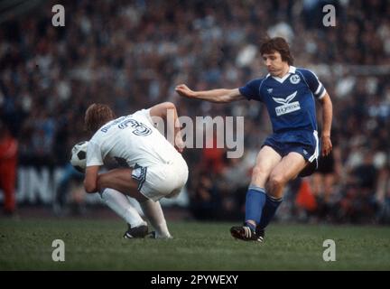 MSV Duisburg - FC Schalke 04 / 5:1 / 15.05.1981. Klaus Fischer (S04/RE) Schüsse. Herbert Büssers (MSV) versucht zu blockieren. Nur für Journalisten! Nur zur redaktionellen Verwendung! [Maschinelle Übersetzung] Stockfoto