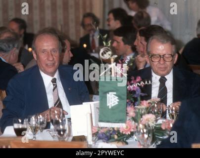 Abschiedszeremonie für den Nationaltrainer Helmut Schön in Frankfurt am 15. November 1978. Helmut Schön sitzt am Tisch, DFB-Präsident Hermann Neuberger rechts von ihm. Im Hintergrund: Berti Vogts und Wolfgang Overath. Nur für Journalisten! Nur zur redaktionellen Verwendung! [Maschinelle Übersetzung] Stockfoto