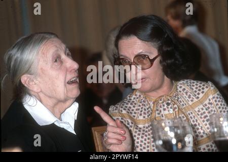 Abschied vom Nationaltrainer Helmut Schön in Frankfurt 15.11.1978. Frau Anneliese Schön (rechts) mit Frau Eva Herberger nur für journalistische Zwecke! Nur zur redaktionellen Verwendung! [Maschinelle Übersetzung] Stockfoto