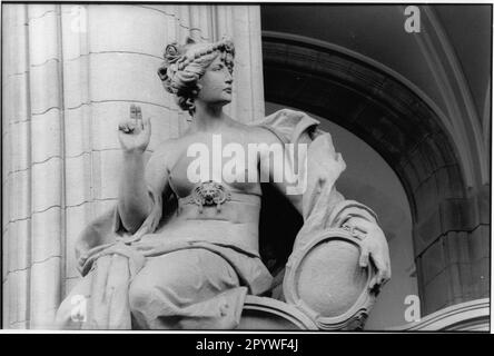 Berlin, Bezirk Moabit. Bezirksgericht Moabit, Turmstraße (erb. 1902–1906, Arch.: Paul Thoemer und Jean Fasquel, Neobarock). Teilansicht: Göttin Justitia als Sandsteinskulptur, allegorische Figur über dem Hauptportal. Blick auf die historische Stadt, schwarz-weiß. Foto, 1995. Stockfoto