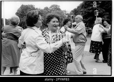 Berlin, Treptow-Viertel, Treptower-Park. Zenner (Inn und Biergarten): Tanz im Zenner Biergarten. In guter Gesellschaft. Foto, Schwarzweiß, 1991. Stockfoto