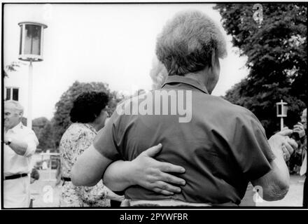 Berlin, Treptow-Viertel, Treptower-Park. Zenner (Inn und Biergarten): Tanz im Zenner Biergarten. In guter Gesellschaft. Foto, Schwarzweiß, 1991. Stockfoto