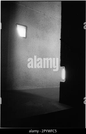 Eveux-sur-L’Arbresle (nahe Lyon, Dép. Rhône, Frankreich), Kloster Sainte-Marie-de-la-Tourette (erbaut 1957-1960, Architekt Le Corbusier). Detail: Innenansicht des Treppenhauses. Foto, Schwarzweiß, 1994. Stockfoto