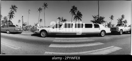 Verkehr: Automobil. Weiße Stretch-Limousine in Miami, Florida, USA. Panorama, Schwarzweiß. Foto, Februar 1995. Stockfoto