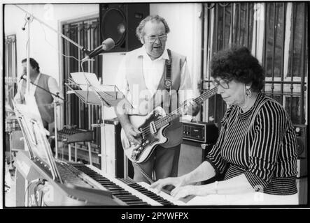 Berlin, Treptow-Viertel, Treptower-Park. Zenner (Gasthaus und Biergarten): Musiker im Biergarten Zenner. Foto, Schwarzweiß, 1991. Stockfoto