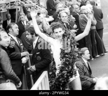 Europäische Leichtathletik-Meisterschaft in Helsinki 1971 / Marathonsieger Karel Lismont (Belgien) jubelt im Siegerkreis 15.08.1971 [automatisierte Übersetzung] Stockfoto