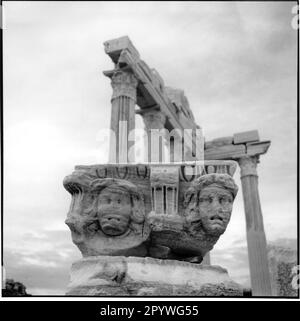 Türkei, Seite bei Antalya. Relief von einem Frieze, Tempelruinen aus alten Zeiten: Tempel des Apollo (erbaut im 2. Jahrhundert n. Chr.). Schwarz-Weiß. Quadratisches Foto, 1994. Stockfoto
