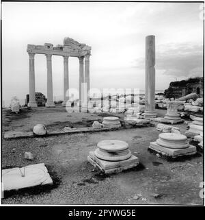 Türkei, Seite bei Antalya. Säulen und Fundamente, Tempelruinen aus der Antike: Tempel des Apollo (2. Jahrhundert n. Chr. erbaut). Schwarz-Weiß. Quadratisches Foto, 1994. Stockfoto