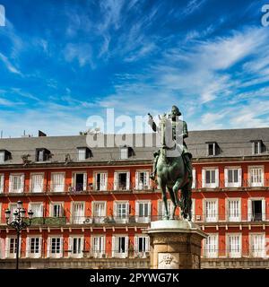 Reiterstatue von Philip III vor Wohngebäuden auf der Plaza Mayor, Madrid, Spanien Stockfoto