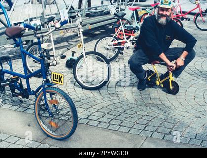 Anlässlich des Telekom Grand Prix Straßenradrennens in Paaren stellt der Fahrraddesigner Didi Senft seine selbst gebauten Fahrgeräte vor. [Maschinelle Übersetzung] Stockfoto