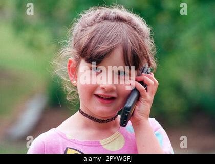 DEU , DEUTSCHLAND : Ein Mädchen spricht in ein Handy / Handy , Juli 1999 Stockfoto