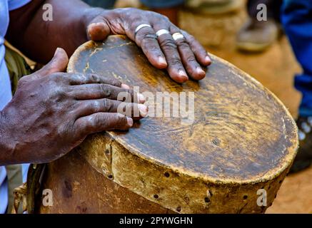 Perkussionist, der während der afro-brasilianischen Kulturmanifestation eine rudimentäre Atabaque spielt, Rio de Janeiro, Rio de Janeiro, Brasilien Stockfoto