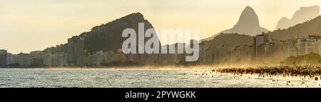 Panoramablick auf den Copacabana-Strand bei Sonnenuntergang an einem tropischen Sommernachmittag in der Stadt Rio de Janeiro, Brasilien, Brasilien Stockfoto