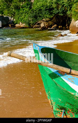 Ruderboot am Ufer des unberührten Strands von Ilha Grande, Angra dos Reis, Küste von Rio de Janeiro, Brasilien Stockfoto