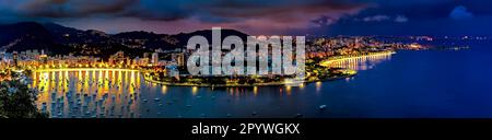 Panoramafoto des Ufers der Bucht von Guanabara in Rio de Janeiro bei Nacht mit den Gebäuden und Stadtlichtern in Botafogo und Flamengo Stockfoto