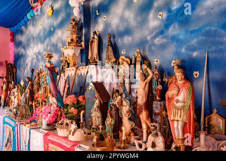 Brasilianischer religiöser Altar, der Elemente von Umbanda, Kerzen und katholizismus im Synkretismus der lokalen Kultur und Religion vermischt Stockfoto