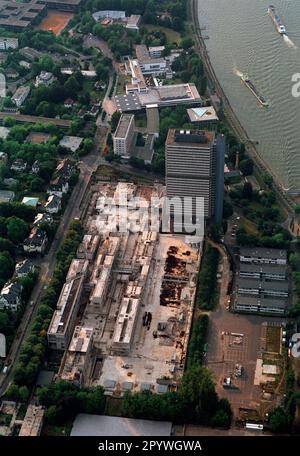 DEU , DEUTSCHLAND : das Regierungsviertel in Bonn am Rhein : an der Spitze des Bundestages und des Bundesrats , in der Mitte langer Eugen und auf der Baustelle des Schuermann-Gebäudes , August 1996 Stockfoto