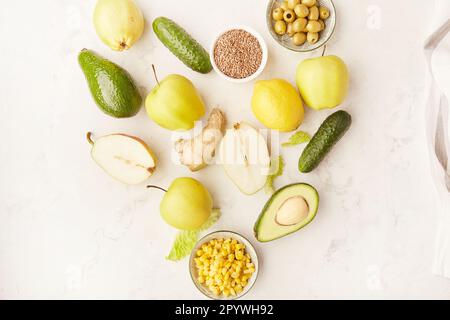 Herzförmige Zusammensetzung gesunder FODMAP, Paleo, mediterrane Diät Lebensmittel in Gelb und Grün. Bio-Obst, Gemüse, Grünzeug, Flachs Stockfoto