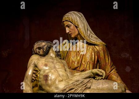 Darstellung Jesu auf dem Schoß seiner Mutter Maria in brasilianischer barocker heiliger Kunst aus dem 18. Jahrhundert, die im Inneren der Reichen präsent ist Stockfoto