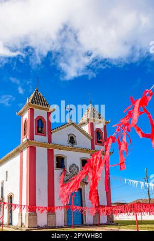 Kleine, einfache Kapelle im Kolonialstil, die mit Bändern für eine religiöse Feier in der kleinen Stadt Lavras Novas im Stadtteil Ouro Preto in Minas dekoriert ist Stockfoto