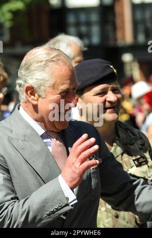 Salisbury, Wiltshire, Großbritannien. 18. Juni 2018 König Karl III. (Ehemals Prinz Charles) und die königliche Gemahlin (ehemals Herzogin von Cornwall) besuchten Salisbury im Juni 2018 kurz nach dem Vorfall des russischen Spions Novichok. Stockfoto