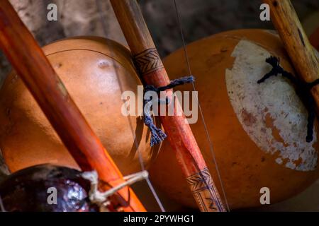 Details mehrerer Berimbauten, Musikinstrumente, die in brasilianischem Capoeira, Brasilien, verwendet werden Stockfoto