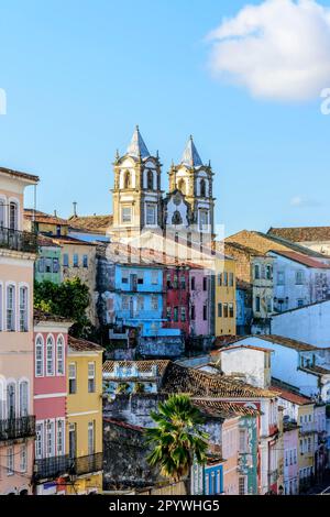 Alte und farbenfrohe Häuser und Kirchen in Pelourinho im historischen Zentrum von Salvador, Bahia, Brasilien Stockfoto