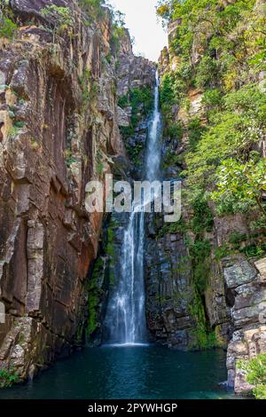 Schöner Wasserfall namens VEU da Noiva zwischen moosbedeckten Felsen und der Vegetation eines Gebiets mit Naturschutz im Bundesstaat Minas Gerais Stockfoto