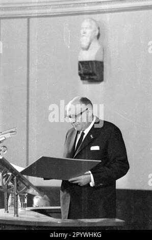 "Am 28. Februar 1967 kam der ehemalige Kanzler Konrad Adenauer nach München zur Premiere des Films " 90 Jahre Deutsche Geschichte - 90 Jahre Konrad Adenauer" der Münchner Insel-Filmgesellschaft. Sprecher im großen Auditorium der Universität bei der Verleihung des Konrad-Adenauer-Preises für Wissenschaft, Literatur und Journalismus. [Maschinelle Übersetzung]' Stockfoto