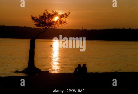 Berlin / Freizeit / Natur / 1987 Sonnenuntergang am Wannsee // Rest / Nacht / Sonne / / // Berlin-Stadt / Region / Landschaft / Jahreszeiten / Sommer / Districts / Zehlendorf / Moods [automatisierte Übersetzung] Stockfoto