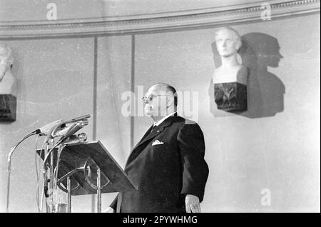 "Am 28. Februar 1967 kam der ehemalige Kanzler Konrad Adenauer nach München zur Premiere des Films " 90 Jahre Deutsche Geschichte - 90 Jahre Konrad Adenauer" der Münchner Insel-Filmgesellschaft. Sprecher im großen Auditorium der Universität bei der Verleihung des Konrad-Adenauer-Preises für Wissenschaft, Literatur und Journalismus. [Maschinelle Übersetzung]' Stockfoto