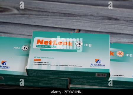 Kairo, Ägypten, Mai 2 2023: NetLook Weichgelatinekapseln, Isotretinoin ist ein oral verschreibungspflichtiges Medikament, das Talgdrüsen beeinflusst und verwendet wird, um Stockfoto