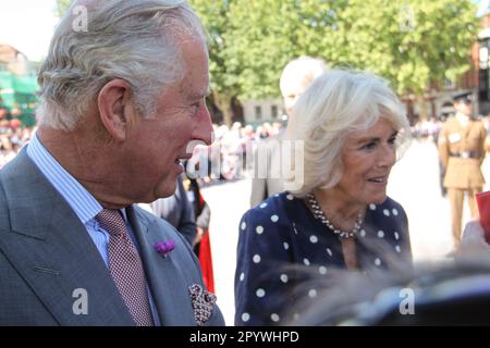 Salisbury, Wiltshire, Großbritannien. 18. Juni 2018 König Karl III. (Ehemals Prinz Charles) und die königliche Gemahlin (ehemals Herzogin von Cornwall) besuchten Salisbury im Juni 2018 kurz nach dem Vorfall des russischen Spions Novichok. Stockfoto