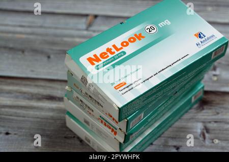 Kairo, Ägypten, Mai 2 2023: NetLook Weichgelatinekapseln, Isotretinoin ist ein oral verschreibungspflichtiges Medikament, das Talgdrüsen beeinflusst und verwendet wird, um Stockfoto