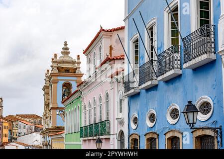 Fassaden von alten bunten Häusern und Kirchen im Kolonialstil im historischen Viertel Pelourinho in der Stadt Salvador in Bahia, Brasilien, Brasilien Stockfoto