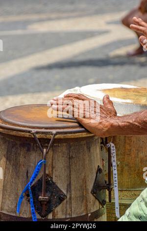 Der Perkussionist spielt während der afro-brasilianischen Kulturmanifestation in Pelourinho in Salvador, Bahia, Rio de Janeiro, Rio eine rudimentäre Atabaque Stockfoto